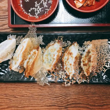 Sebze ve soslu kızarmış balık.