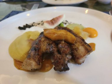 Baharatlı ve sebzeli ızgara tavuk.