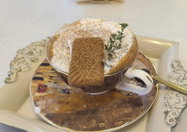 Kek ve dondurmalı kahve fincanı