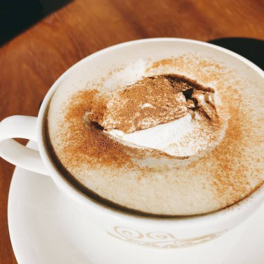 Restorandaki masada sıcak çikolata var.