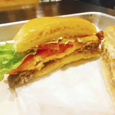 Domates ve peynirli hamburger.