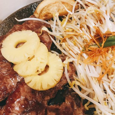 Patates ve sebzeli kızarmış tavuk.