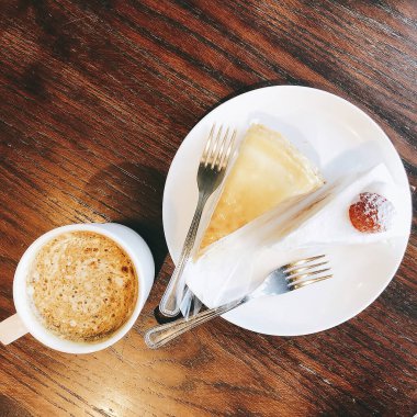 Reçelli ve kahveli bir dilim kek.