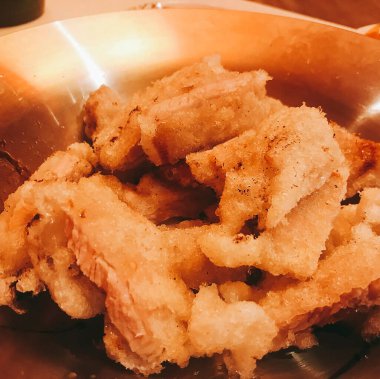 Sos ve baharatlı kızarmış tavuk.