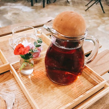 Çay poşeti ve çaydanlık ile çay fincanı