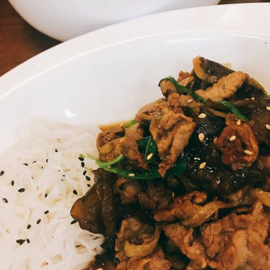 Karıştır - tavuk, sebze ve baharatlı kızarmış şehriye