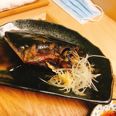 Kızarmış balığın mutfak fotoğrafı.