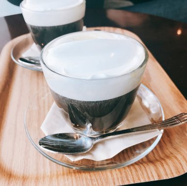 Beyaz fincanda kapuçino kahvesi.