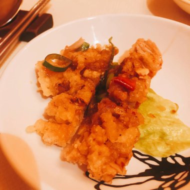 Soslu ve sebzeli kızarmış tavuk kanadı.