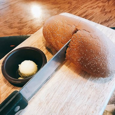 Tahta masada hamburger ve peynir.