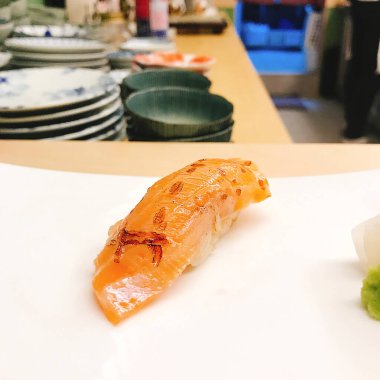 Japon usulü suşi, somon, balık ve pilav.