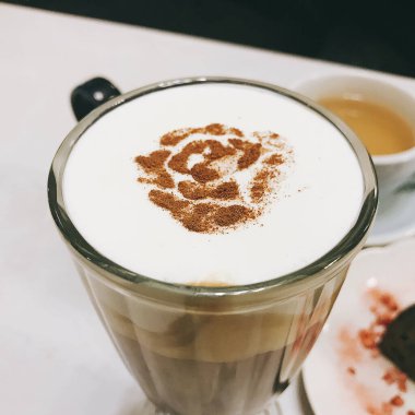 Sütlü kahve ve bir fincan çay.