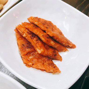 Sos ve baharatlı kızarmış balık.