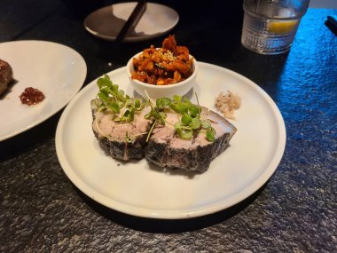 Lezzetli Asya yemeklerinin yakın görüntüsü