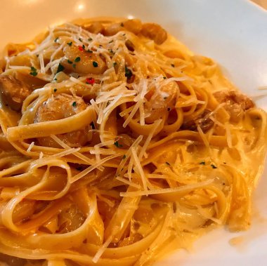 Tavuk ve sebzeli spagetti.