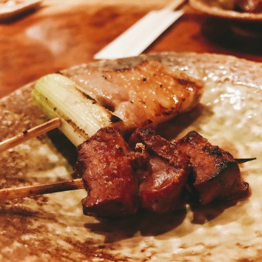 Sebzeli ve soslu ızgara biftek.