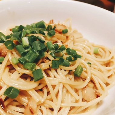 Kızarmış erişteyle domuz eti ve sarımsağı karıştırın.