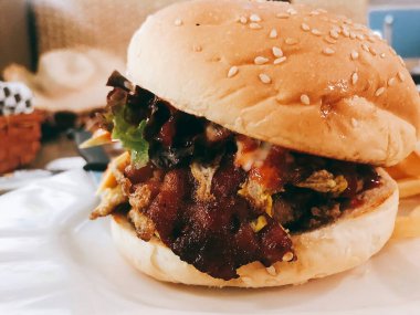 Hamburger, hamburger ve peynir.