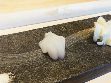 Japon yemeği mi? Somon ve yılan balıklı suşi.