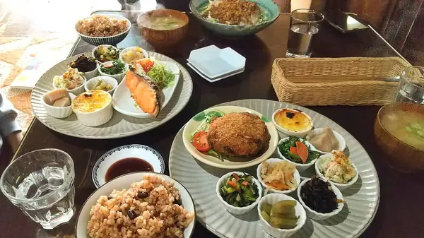 Lezzetli Asya yemeklerinin yakın görüntüsü