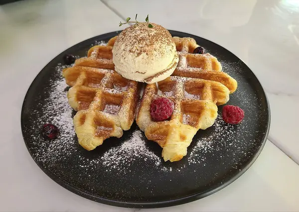 Kremalı waffle ve dondurma.