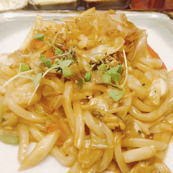 Lezzetli Asya yemeklerinin yakın görüntüsü