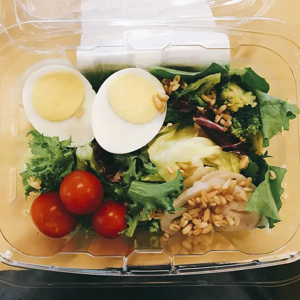 tavuk sebze ve salata ile