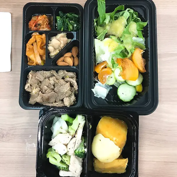 Bir restoranda yemek ve içki.