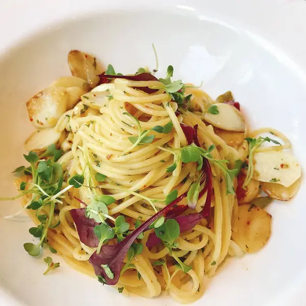 Tavuk ve sebzeli spagetti.