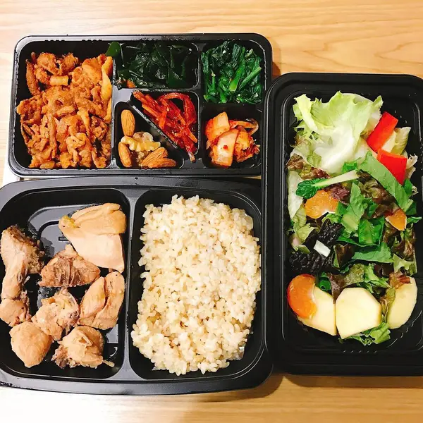 Beyaz arka planda Asya yemekleri ve sağlıklı beslenme çantası.