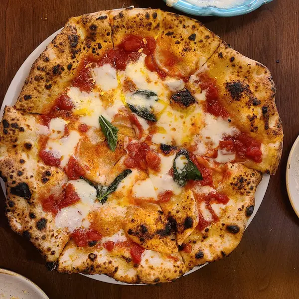 Peynirli pizza, domates, roka ve fesleğen..