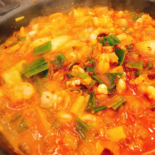 Kızarmış pirinç ve sebze ve baharat karıştırın.