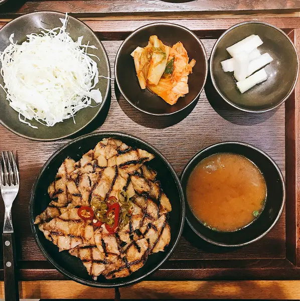 Geleneksel Kore yemekleri - Domuz eti ve sebzeli kızarmış pirinç