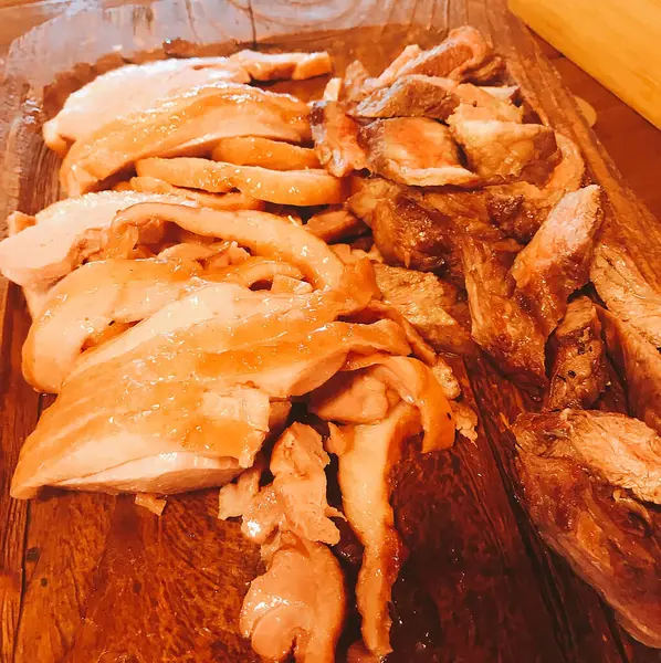 Baharatlı ve soslu kızarmış tavuk kanadı.