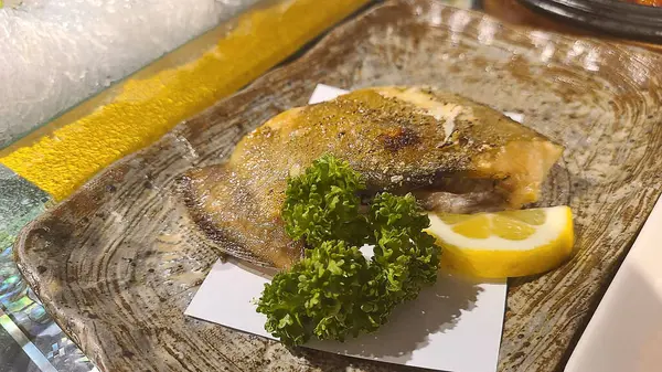 Tabakta limonlu ve baharatlı balık