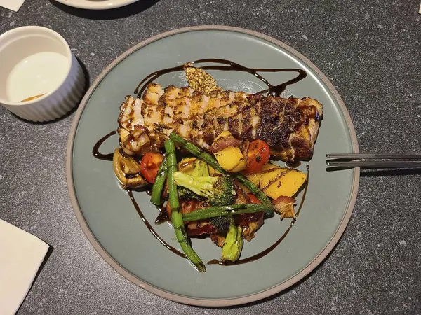 Sos ve baharatlı ızgara somon bifteği.