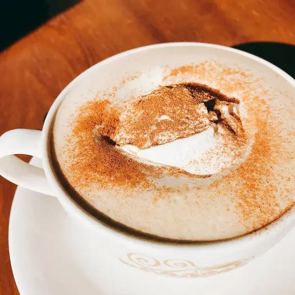 Restorandaki masada sıcak çikolata var.