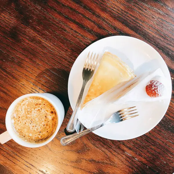 Reçelli ve kahveli bir dilim kek.