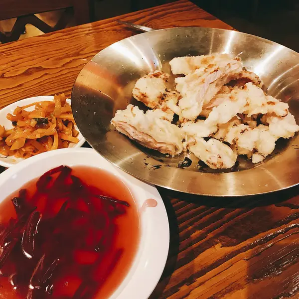 Soslu ve sebzeli kızarmış tavuk.