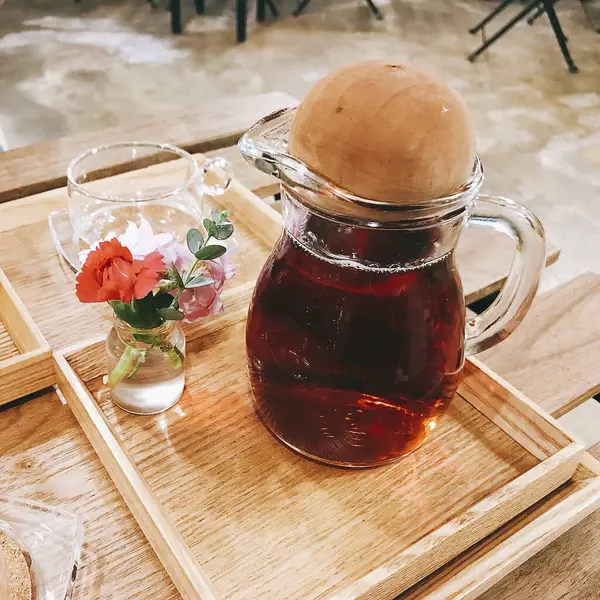 Çay poşeti ve çaydanlık ile çay fincanı