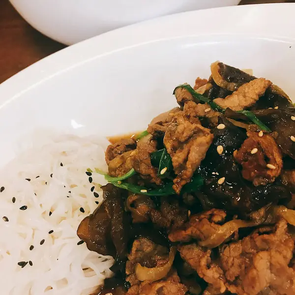 Karıştır - tavuk, sebze ve baharatlı kızarmış şehriye