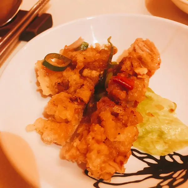 Soslu ve sebzeli kızarmış tavuk kanadı.