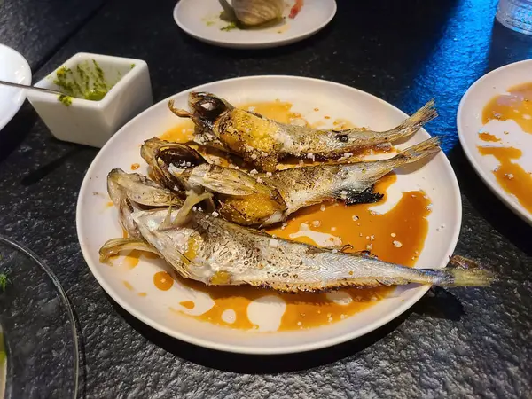 Sebzeli ve baharatlı kızarmış balık.