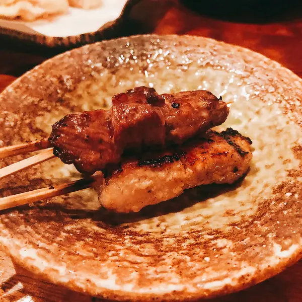 Baharatlı ve soslu kızarmış tavuk kanadı.