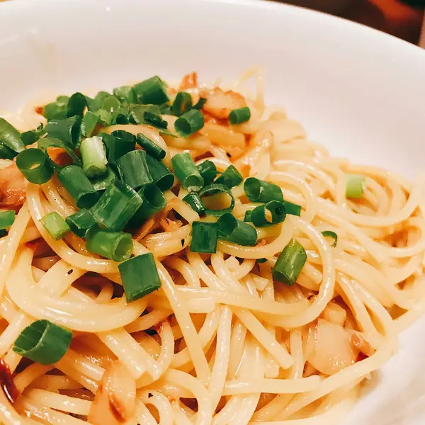 Kızarmış erişteyle domuz eti ve sarımsağı karıştırın.