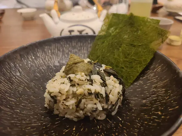 Suşi pirinç ve deniz yosunu ile