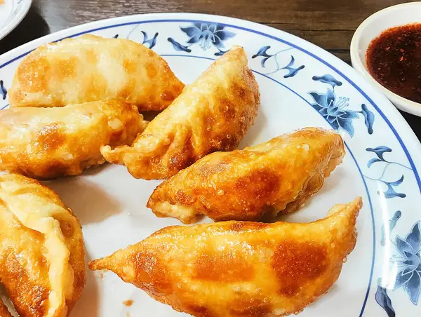 Soslu ve sebzeli kızarmış tavuk kanadı.