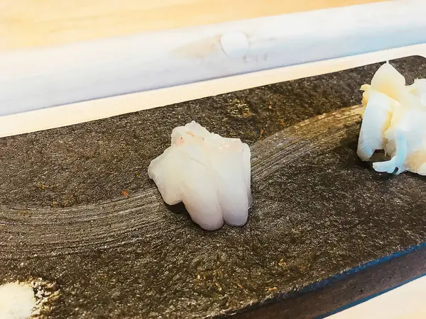 Japon yemeği mi? Somon ve yılan balıklı suşi.