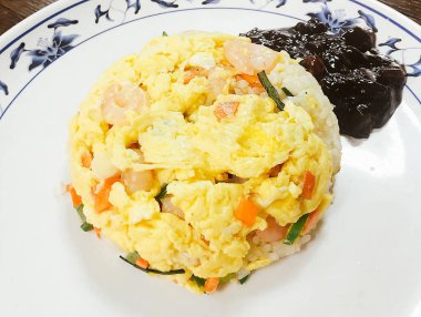 Kore yemeği, kızarmış yumurta, sebze ve baharatlı pilav, yakın plan.