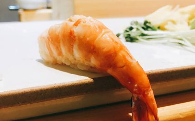 plaka üzerinde taze karides